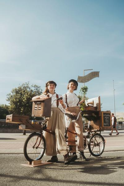 Twee dames op tandem