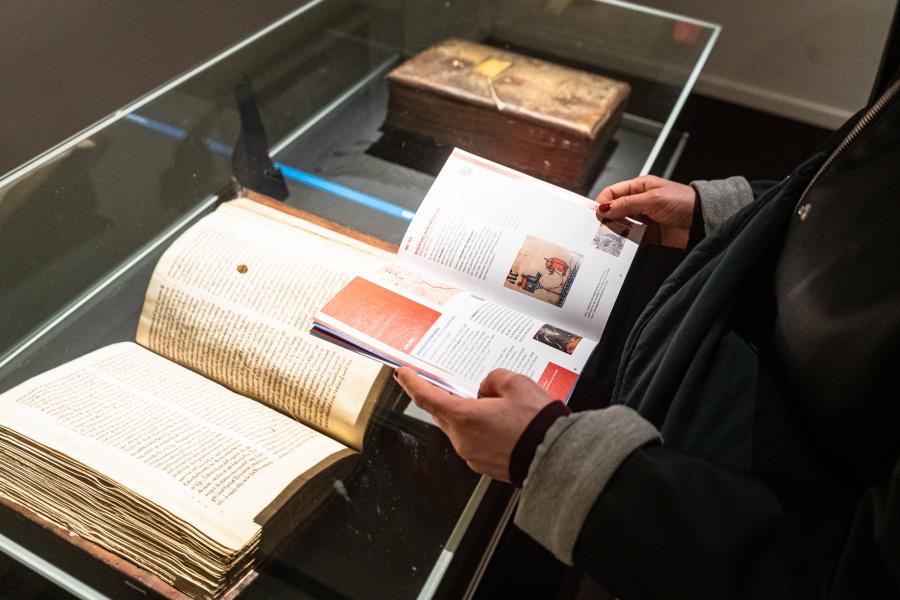 Enkele oude geschriften in een vitrine