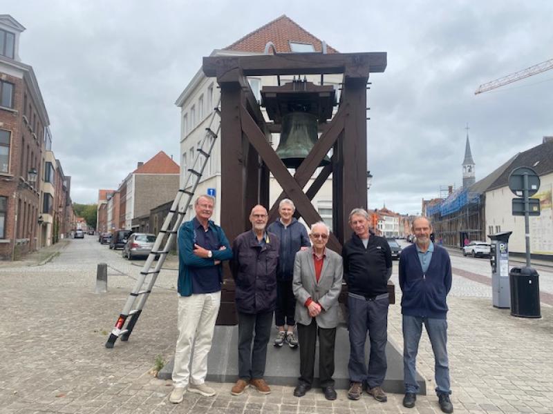 Alle voetluiders samen bij de klok.