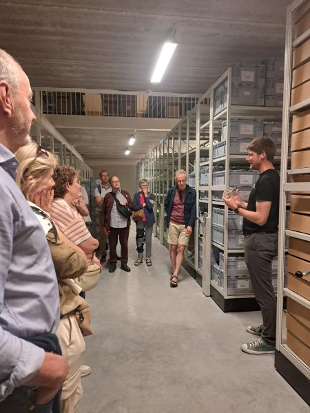 Gids Jan Decorte geeft uitleg over de archeologische collecties in het depot.