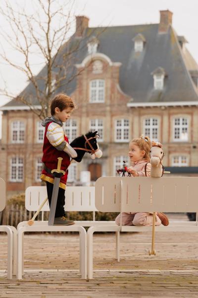 Twee kinderen met stokpaard aan het Vrijetijdshuis in Torhout