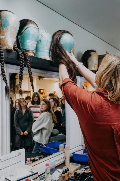 rondleiding bij de kap- en grime afdeling