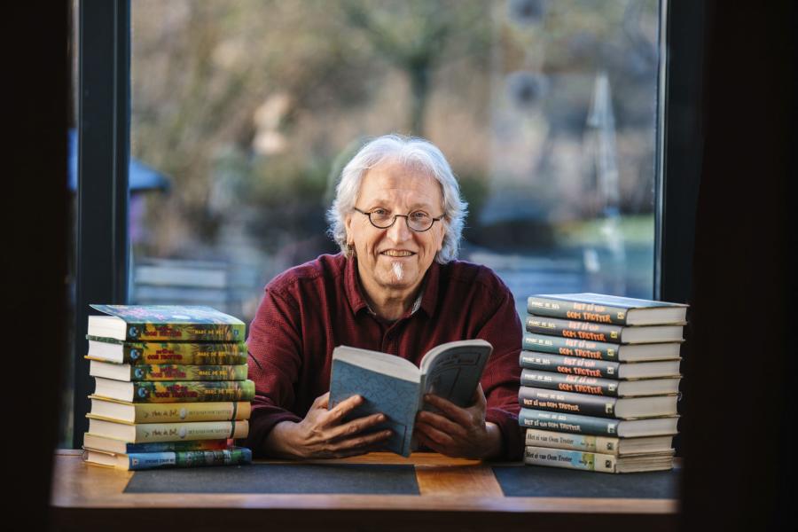 Marc De Bel met boek in de hand 