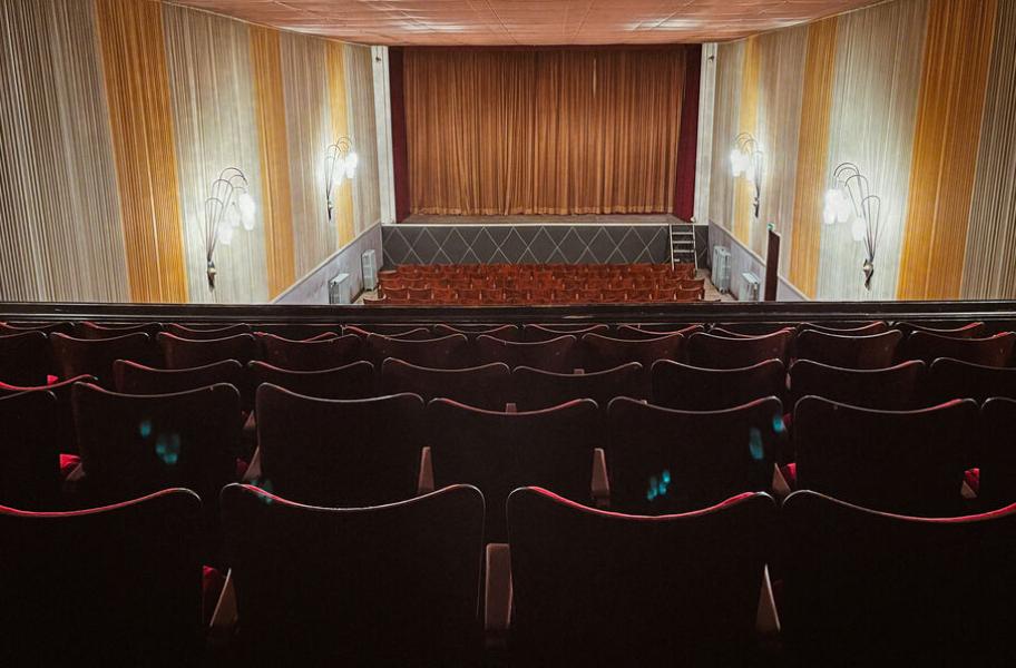 Zicht op de cinemazaal.