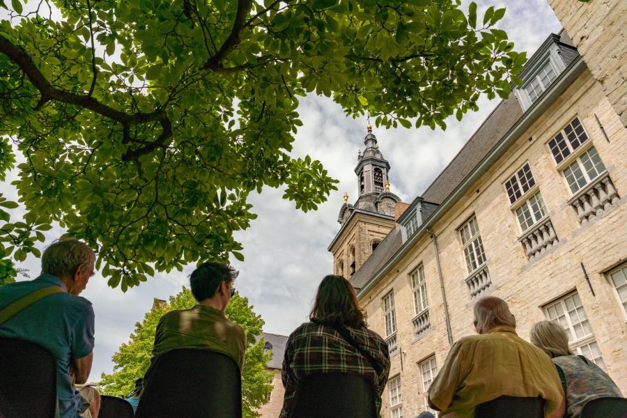 vredesbeiaard Abdij van Park met publiek