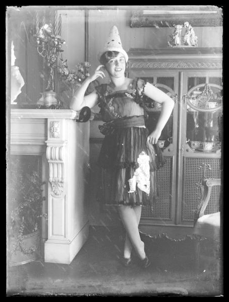 Afbeelding van een vrouw in feestelijke outfit uit de glasplatencollectie van Amsab-ISG voor de expo '(On)belicht'.