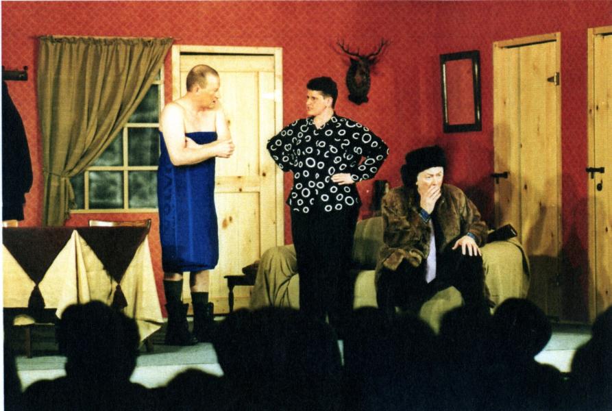 Foto van enkele acteurs van Bezeboot op het podium