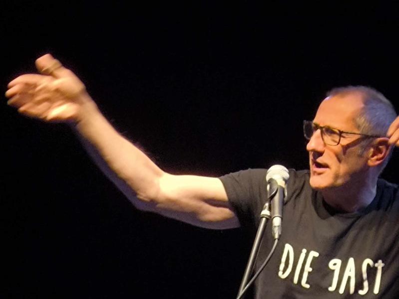 Eén van de comedians is Die Gast