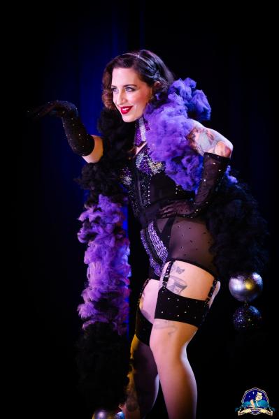 Burlesque performer met een paarse boa 