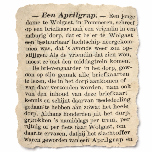 Een knipsel van een krantenartikel uit 1909. Een nieuwsgierige postbode sleept een heel dorp mee in een aprilgrap. Een volgeladen trein later lijkt het luchtschip... een luchtschip! 