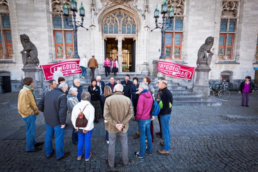 Groep mensen volgt een gegidste wandeling in het historische centrum van Brugge