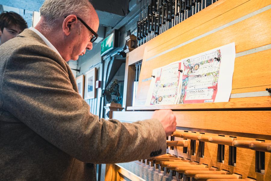 -	Stadsbeiaardier Wim Berteloot aan het stokkenklavier van de beiaard in de Brugse belforttoren.
