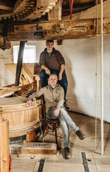 Molenaars Kris en Eddy in de Heirbrugmolen