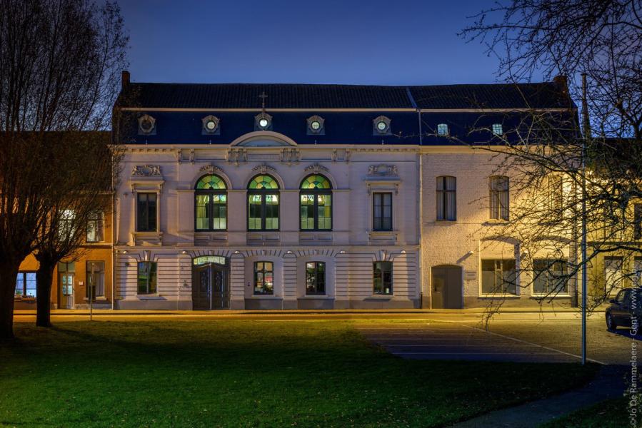 foto van de voorgevel van CC Meulestede