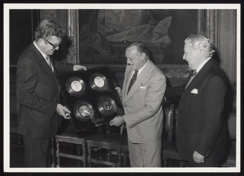 Van links naar rechts: burgemeester Frank Van Acker, centraal conférencier Willy Lustenhouwer en rechts accordeonist Roger Danneels.