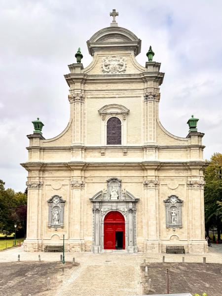 Pas gerestaureerde gevel van de begijnhofkerk