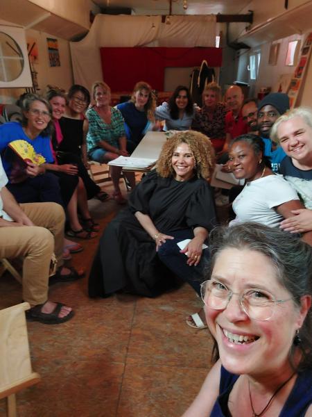 Groepsfoto van allemaal lachende mensen