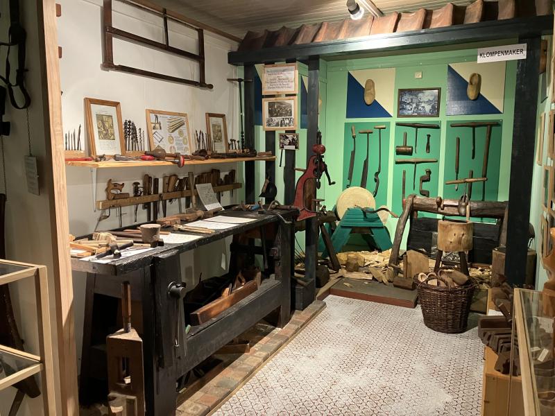 vaste collectie; deel klompenmakerij