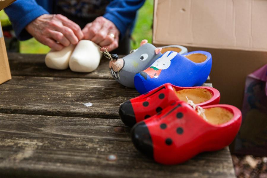 kinderklompen geschilderd in levendige kleuren