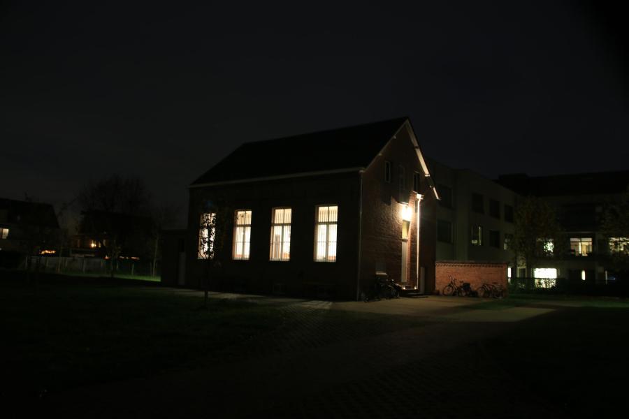 Dolhuis bij avond