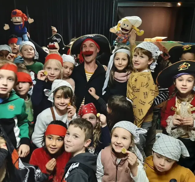 Groepsfoto met kapitein Roodsnor en kinderen, verkleed als piraat