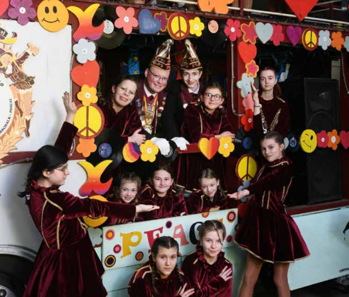 Leden Karnamor in Carnavalswagen