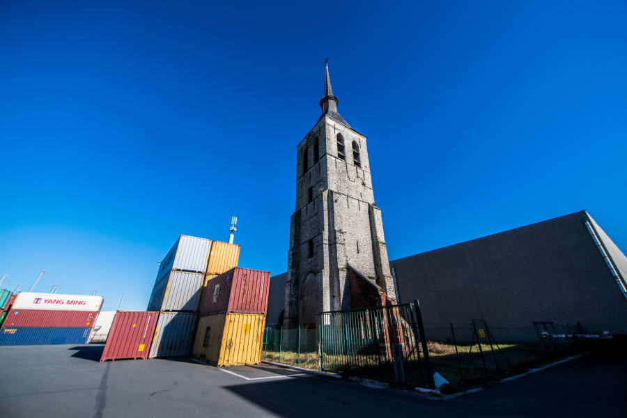 De kerktoren van Wilmarsdonk tussen de containers.