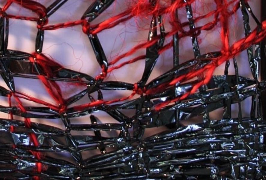 kantwerk vervaardigd uit videobanden