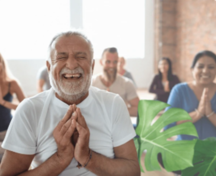 Glimlachende oude man in yogales