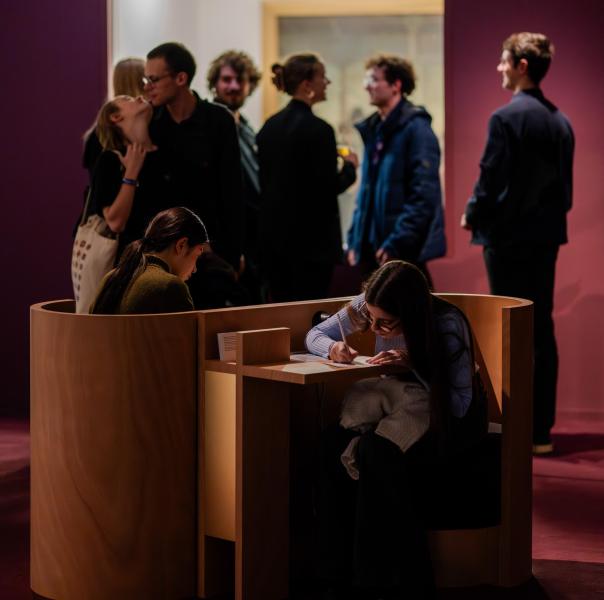 Bezoekers in een museumzaal in M Leuven.