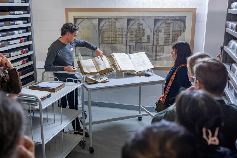 rondleiding in het archiefdepot