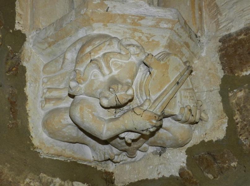 Kraagsteen in de Sint-Sulpitiuskerk met afbeelding van een aap die 'viool speelt' op een blaasbalg