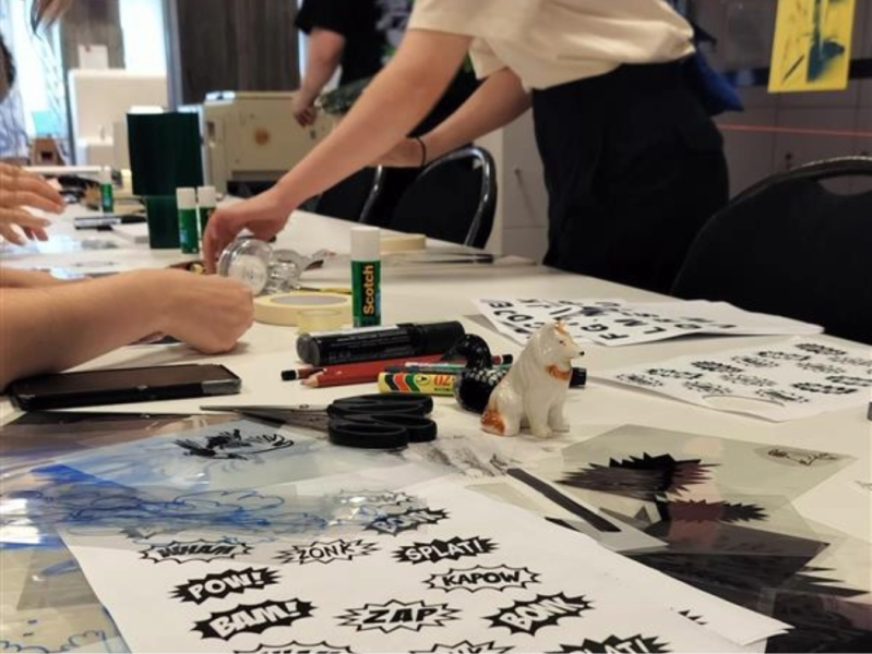 Mensen knutselen aan een tafel.