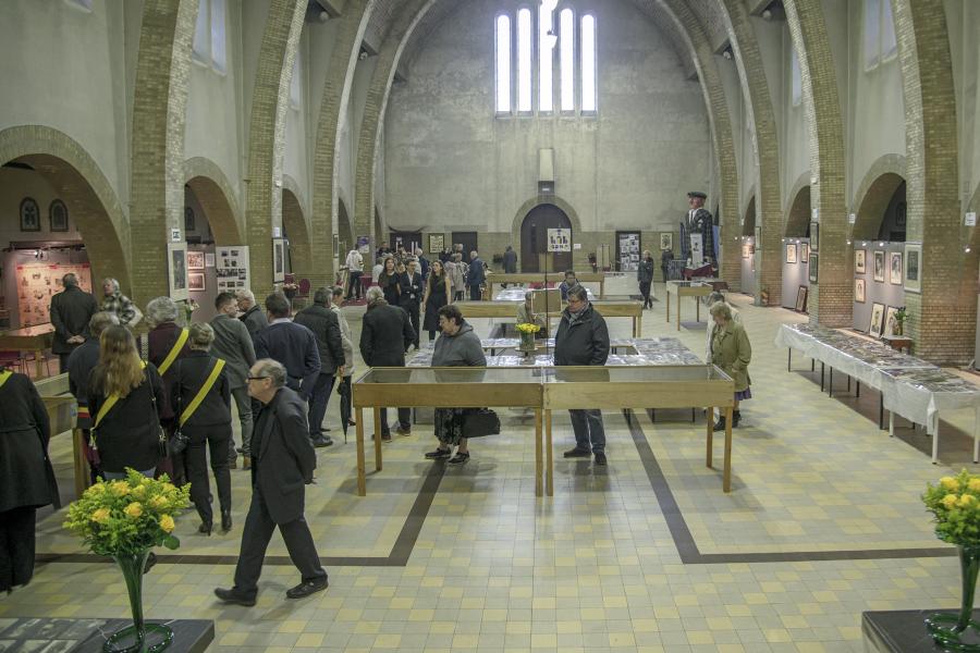 Blik op het interieur van het kerkgebouw tijdens een activiteit.