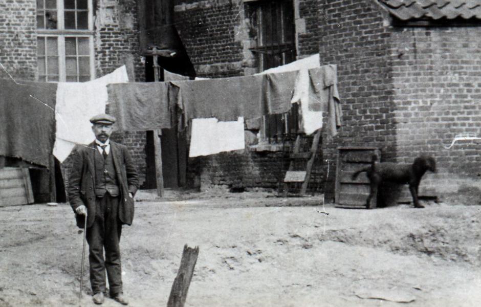 Een man poseert voor een mooie foto met een plassende hond als spelbreker