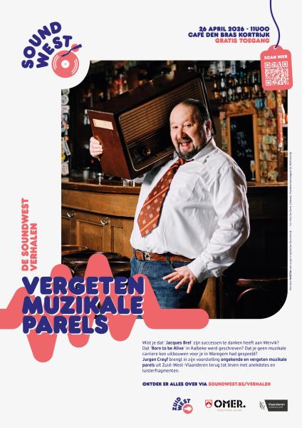 Man die poseert met oude radio in een bruin café