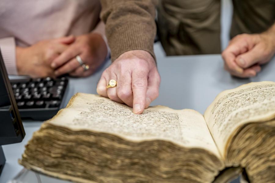 vrijwilligers lezen in  een schepenbankregister