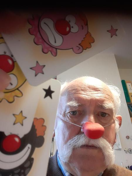 Spreker Herman Cole draagt een clownsneus