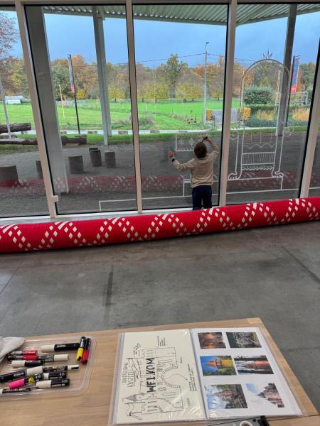 Creatief aan de slag op de ramen in het Entreegebouw 