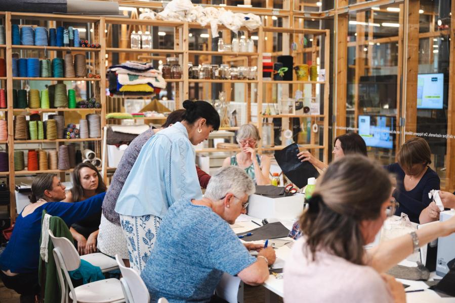 gezellige drukte tijdens een textielworkshop in Studio Texture