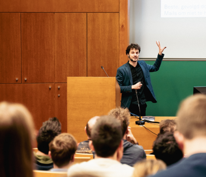 Professor Thomas Winters houdt een lezing © Kevin Faignaert