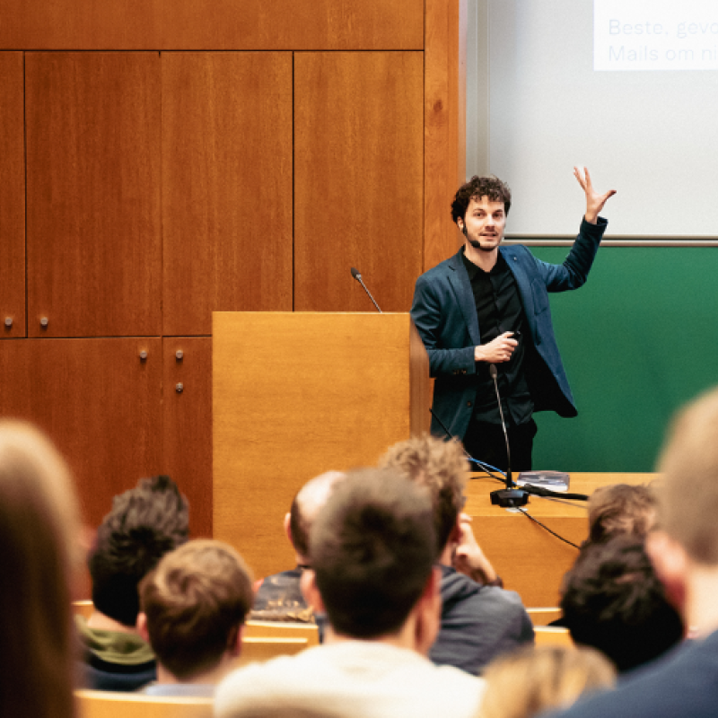 Professor Thomas Winters houdt een lezing © Kevin Faignaert